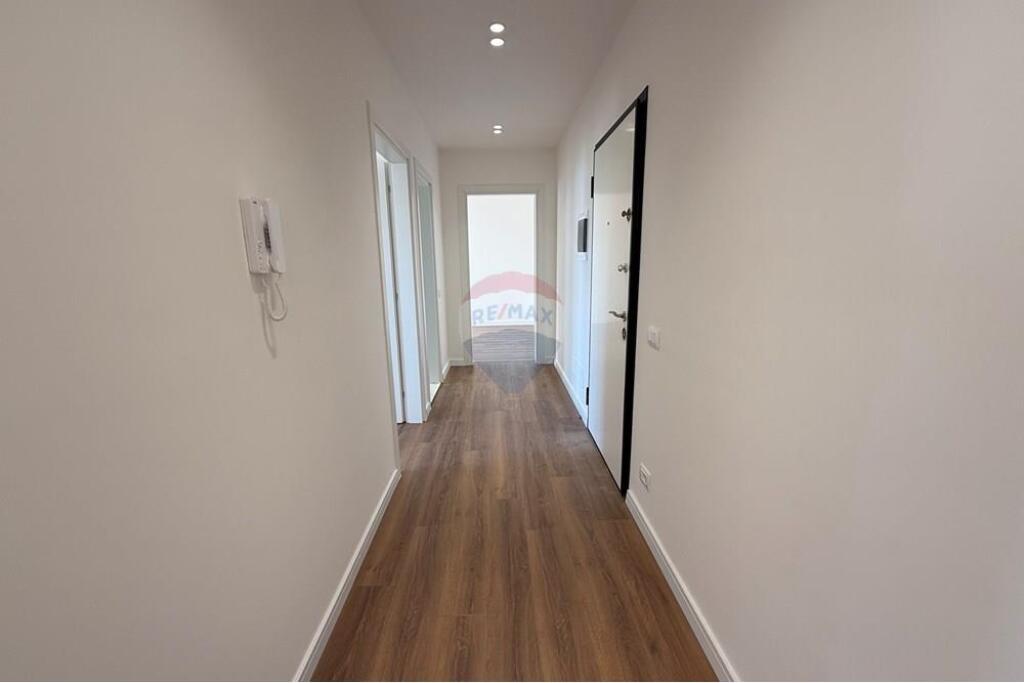Prane autostrades Tirane-Durres ne kompleksin rezidencial Univers City ofrohet apartament 2+1 per shitje.