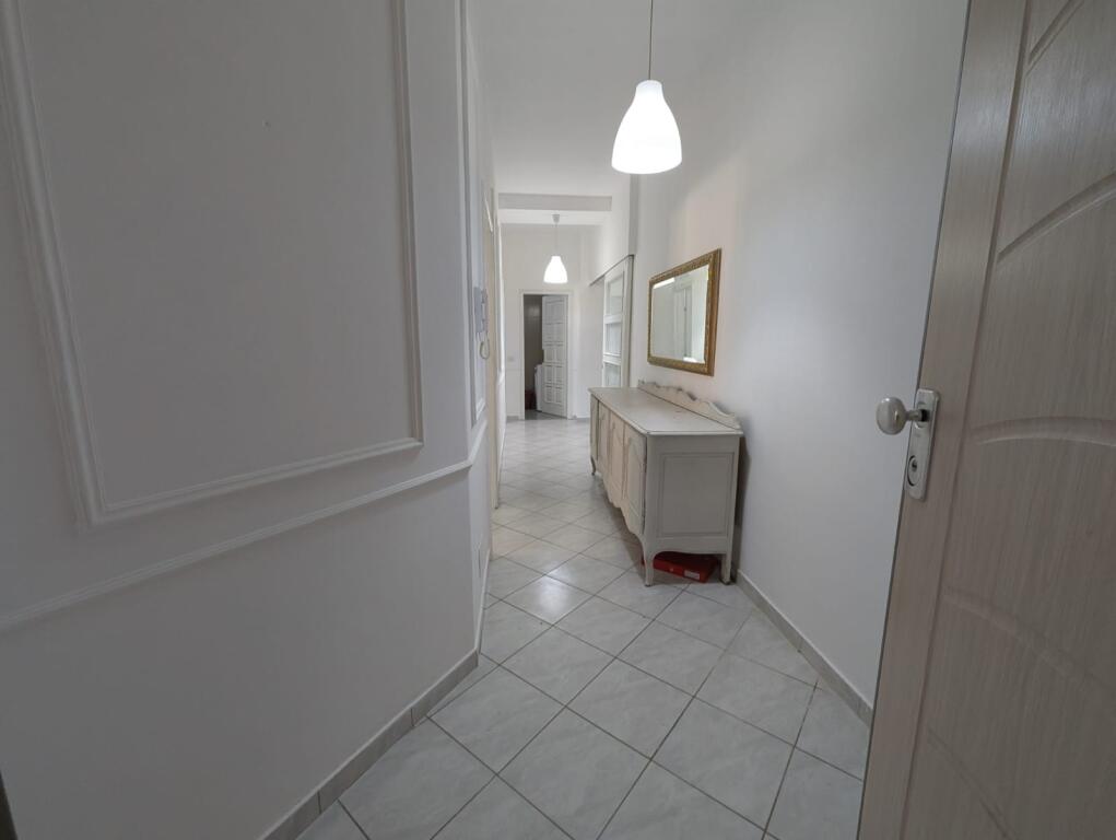 Jepet me qera apartament 2+1 te Liqeni i Thate