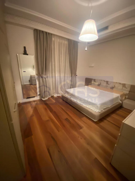 Jepet apartament me qera 1+1 ne Qender.