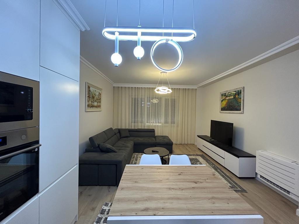 PAZARI I RI  APARTMENT 2+1+3 FOR RENT +PARKING SPACE 1300 EURO