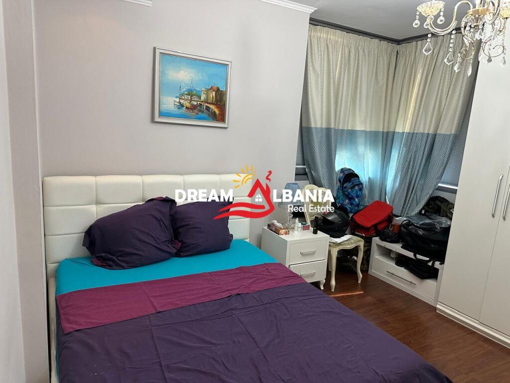 Super Apartment 4+1+3+parking space for rent in the Center near Toptani Center (ID 4231396).