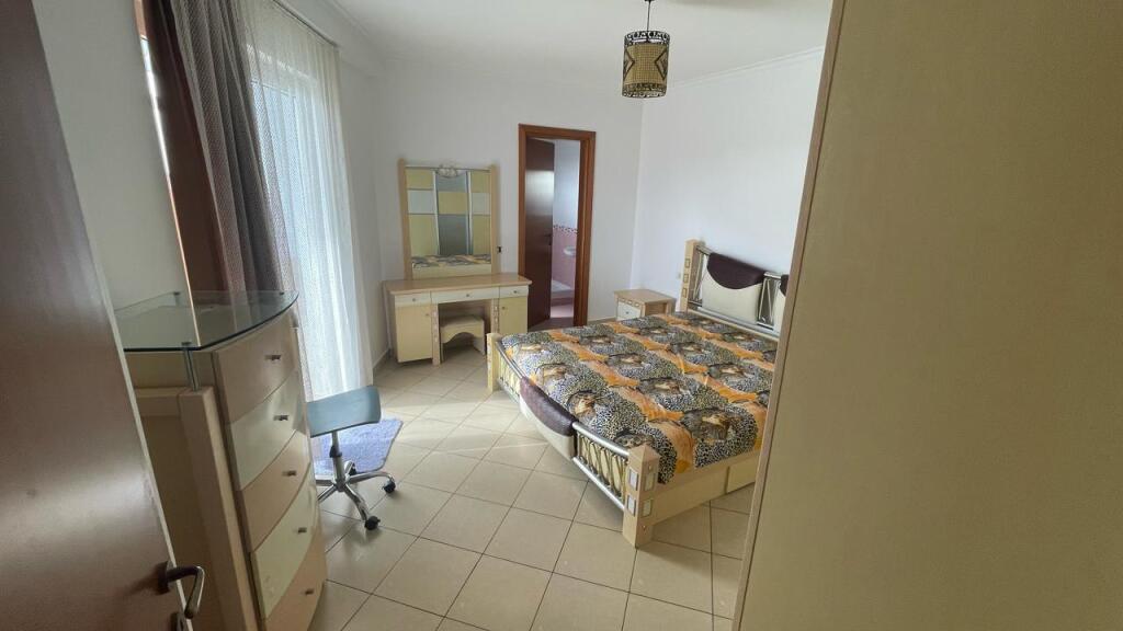 🏢Tek “Shkolla e Bashkuar”,Rr. e Dibres jepet me qera apartament2+1,i mobiluar.45,000Leke