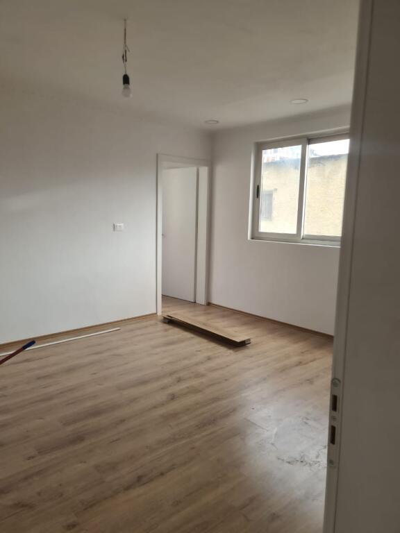Shitet apartament 2+1 prane Rr.uga Kosovarevel