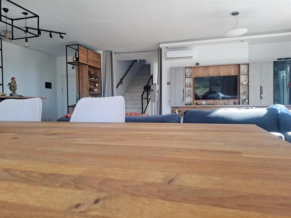 Super duplex 5+1+3+2 garage for sale in Fresk