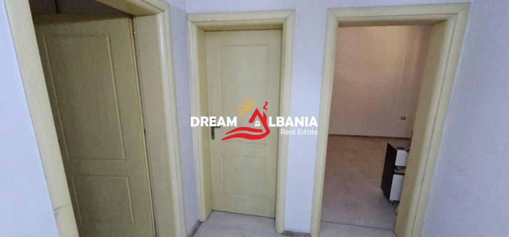 Appartamento 2+1 in affitto, su un piano di villa appena oltre il Terminal degli Autobus del Nord, Tirana (ID 4251418)