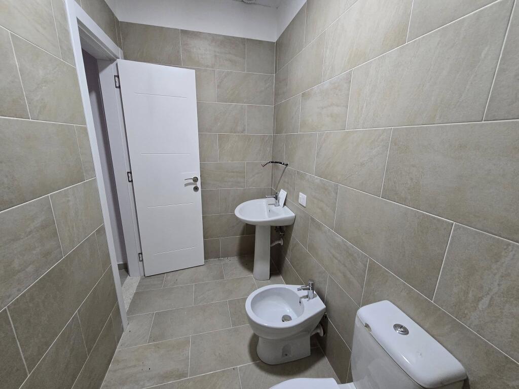JEPET ME QIRA : NJESI/ Ambjent biznesi/ Pranë Spitalit NENE TEREZA