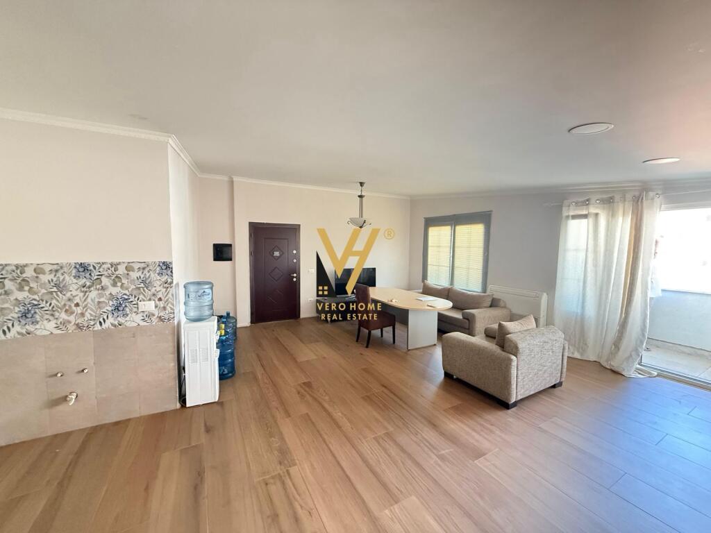 JEPET ZYRE 100 M2 ME QERA TE KOMUNA E PARISIT 900 EURO