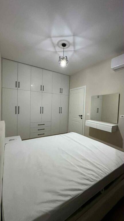 JEPET ME QIRA 1+1+PARKIM TE RRUGA 5 MAJI  650 EURO I DISKUSTUSHEM