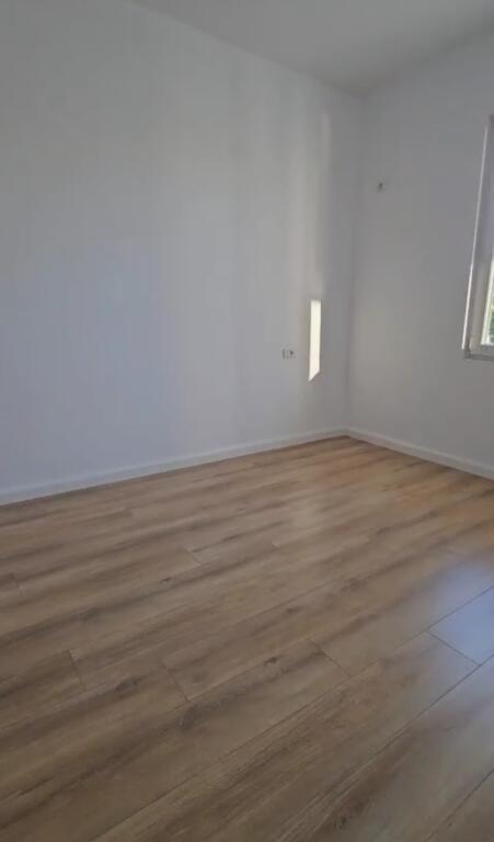 SHITET APARTAMENT 1+1 BUZE RRUGES KAVAJES