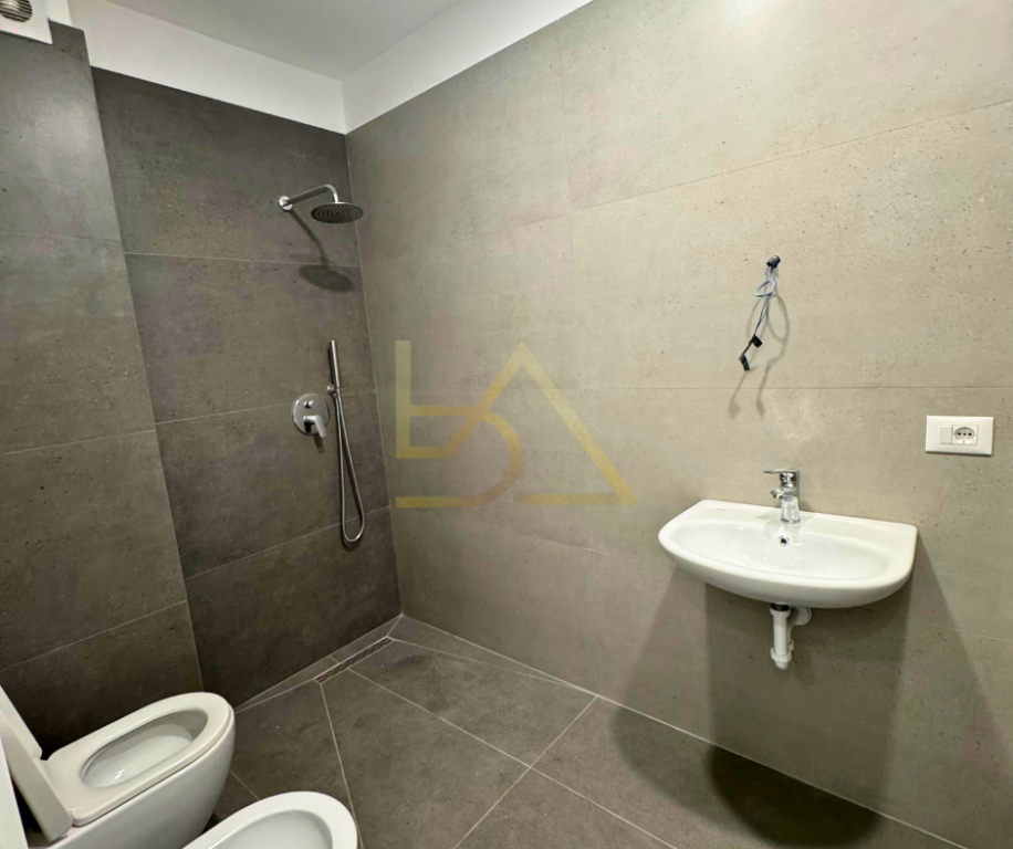 Shitet Apartament – Golem