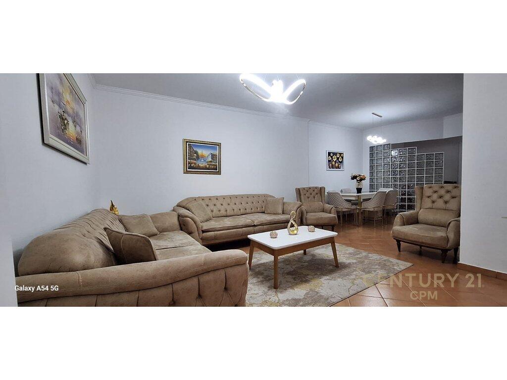 SHESIM APARTAMENT 2+1 ME KUZHINË TË VECUAR TEK KOMUNA E PARISIT!