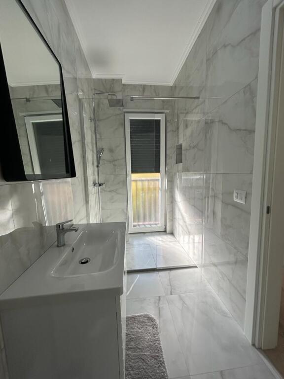 PAZARI I RI  APARTMENT 2+1+3 FOR RENT +PARKING SPACE 1300 EURO
