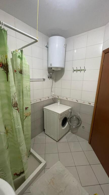 🏢Tek “Shkolla e Bashkuar”,Rr. e Dibres jepet me qera apartament2+1,i mobiluar.45,000Leke