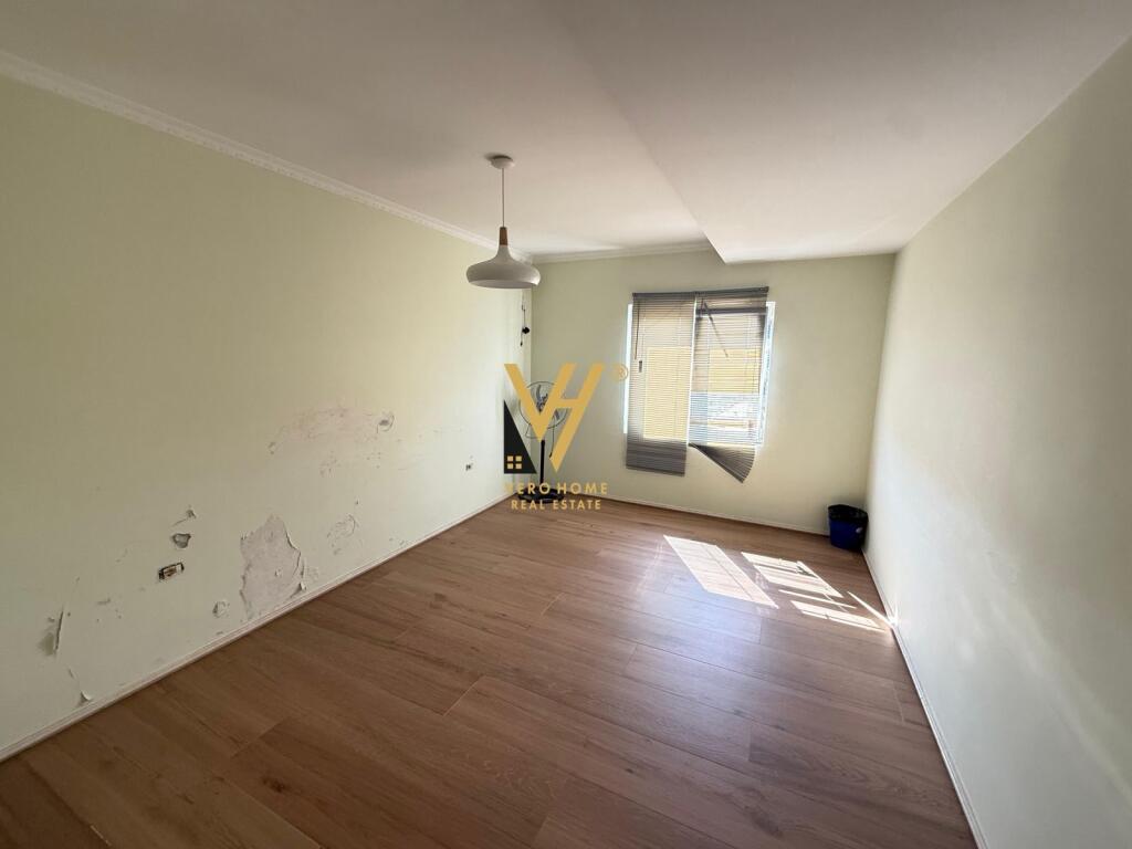 JEPET ZYRE 100 M2 ME QERA TE KOMUNA E PARISIT 900 EURO