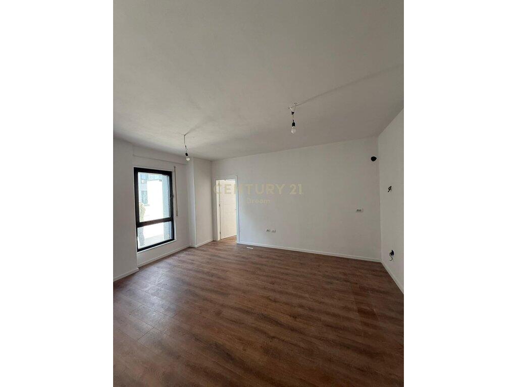 Shitet Apartament 1+1 përballë UET