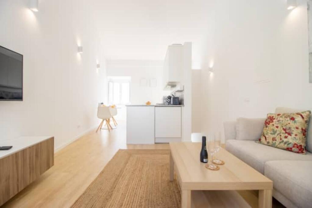 Apartment For Rent 1+1 Near New Bazaar (ID B211375) Tirana
