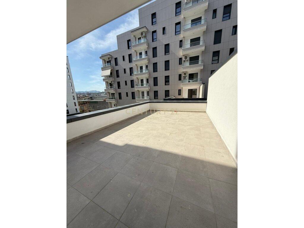 Shitet Apartament 1+1 përballë UET
