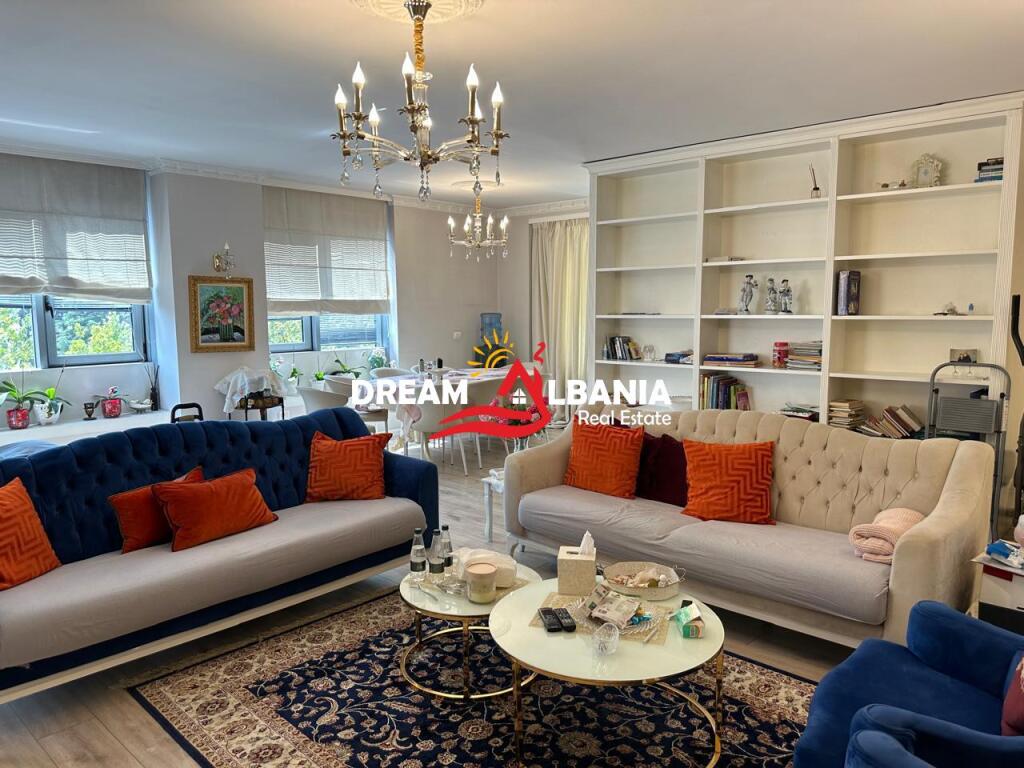Super Apartment 4+1+3+parking space for rent in the Center near Toptani Center (ID 4231396).