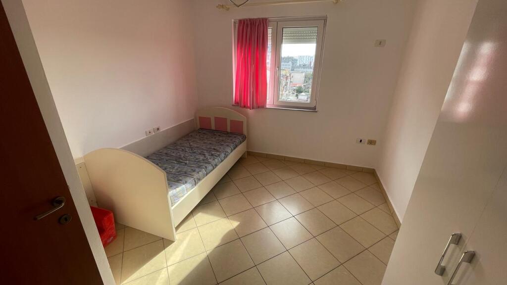 🏢Tek “Shkolla e Bashkuar”,Rr. e Dibres jepet me qera apartament2+1,i mobiluar.45,000Leke