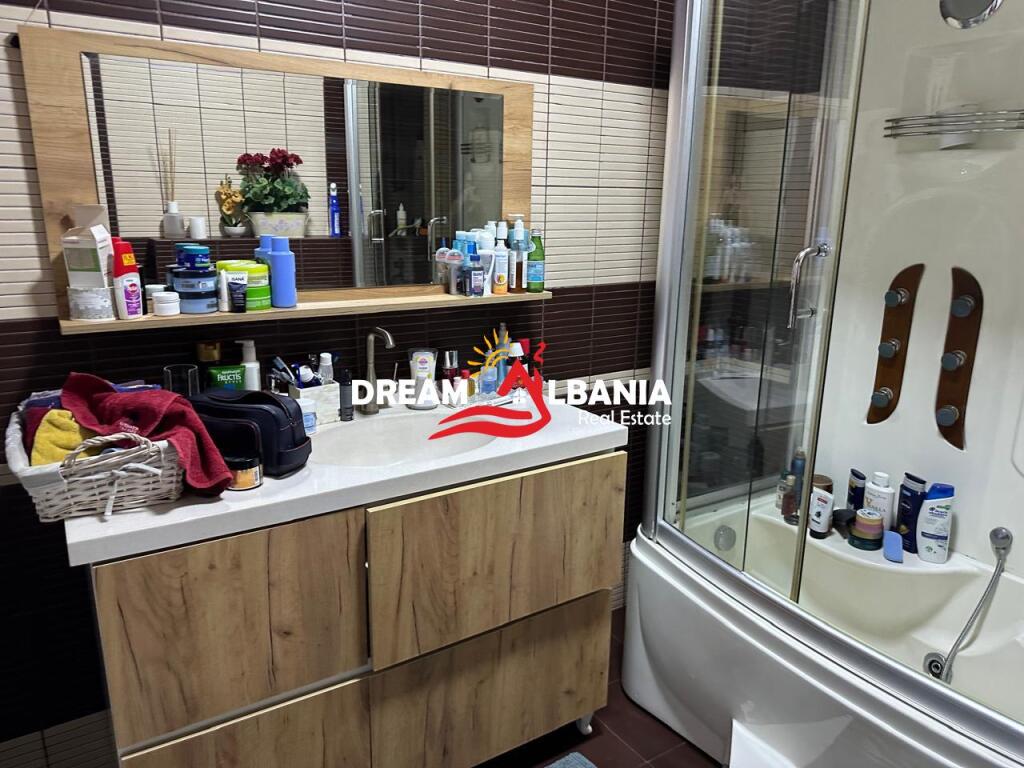 Super Apartment 4+1+3+parking space for rent in the Center near Toptani Center (ID 4231396).