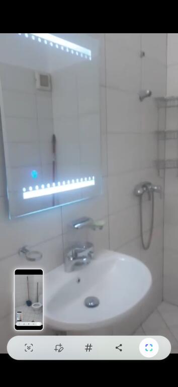 Jepet me qera 2+2 mobiluar 600 eu Liqeni That