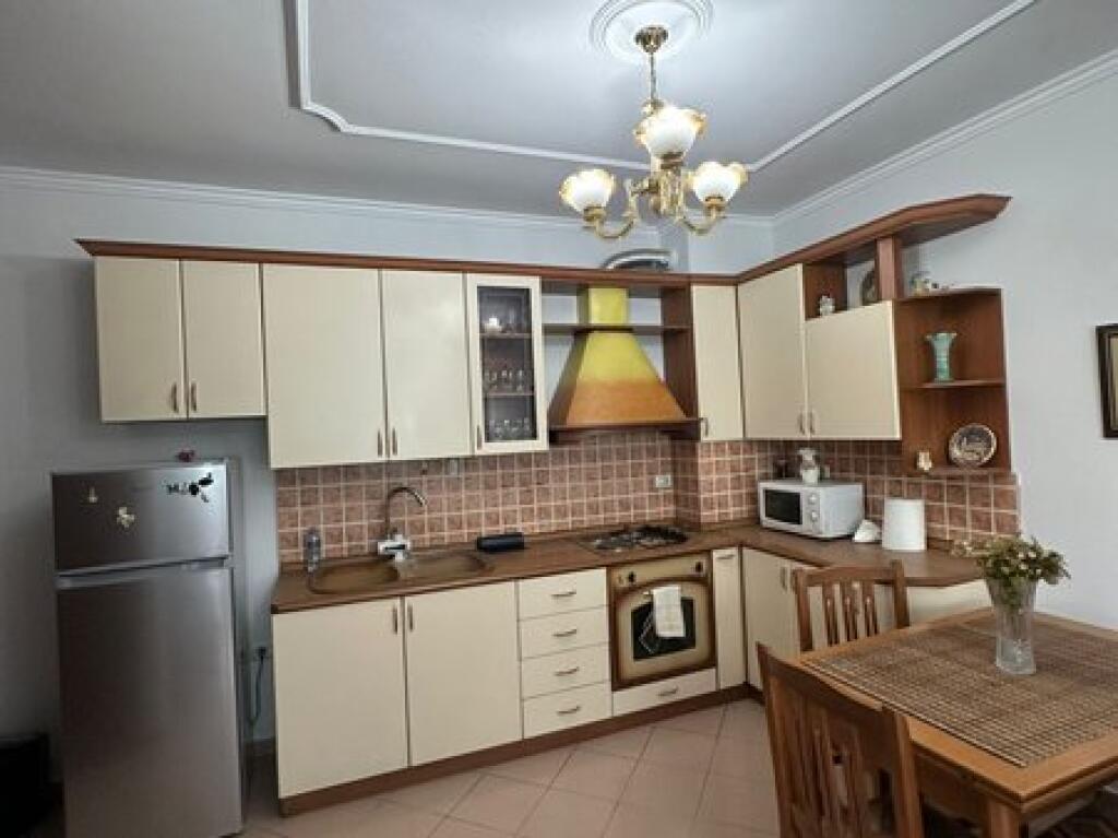 Shitet, Apartament 1+1, Komuna e Parisit