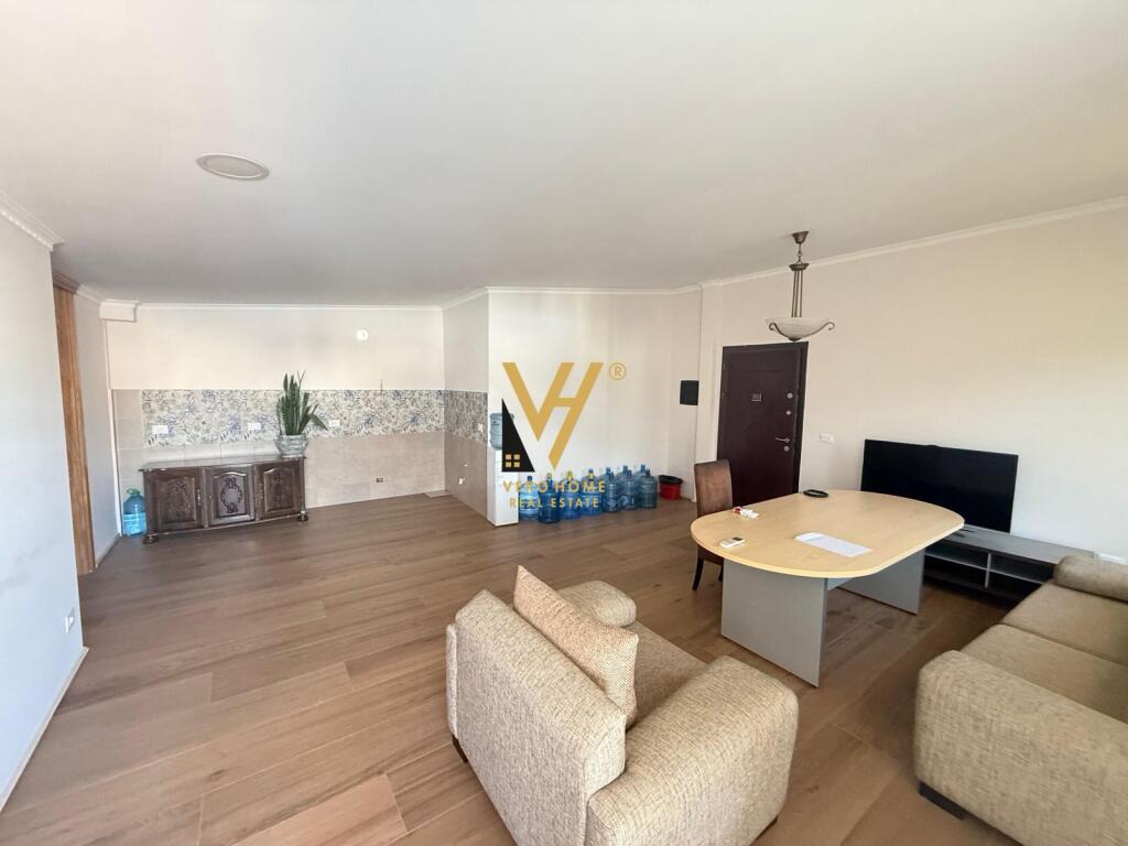 JEPET ZYRE 100 M2 ME QERA TE KOMUNA E PARISIT 900 EURO