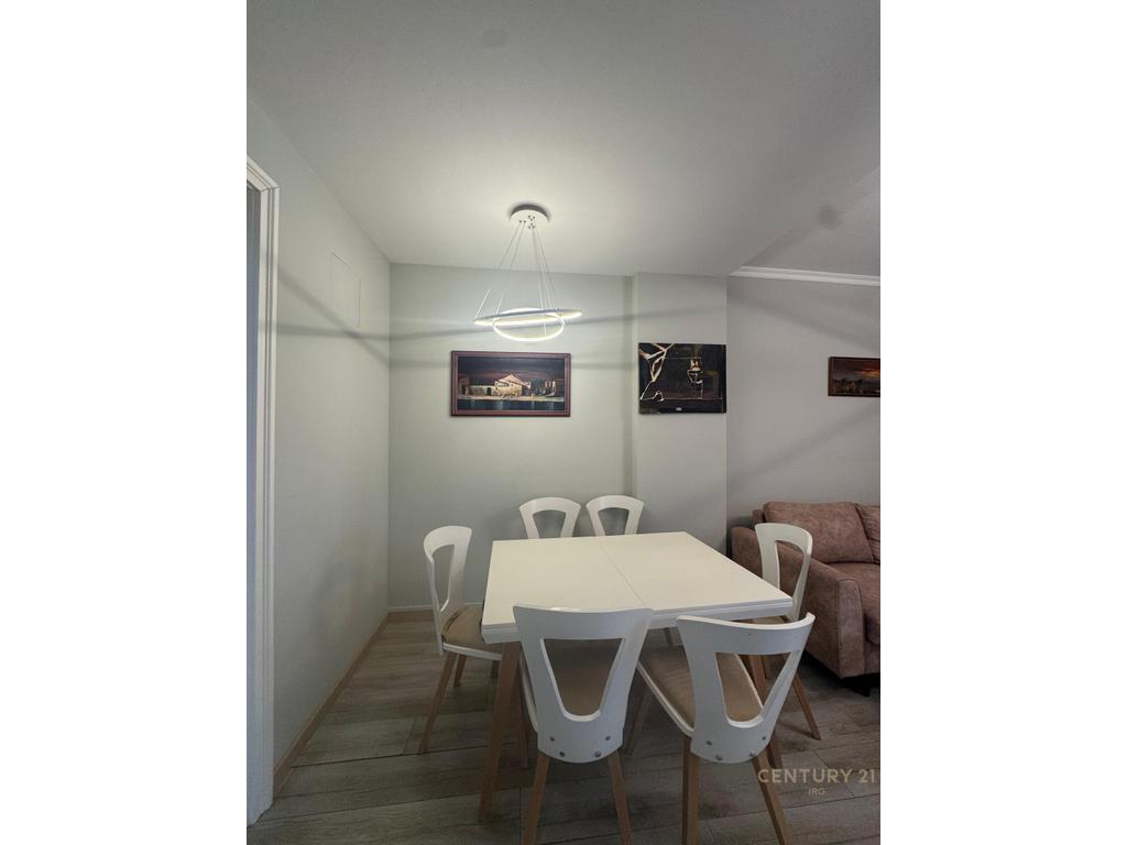 Apartament 3+1+2 në Komunën e Parisit + mundësi për post parkimi me pagesë ekstra!