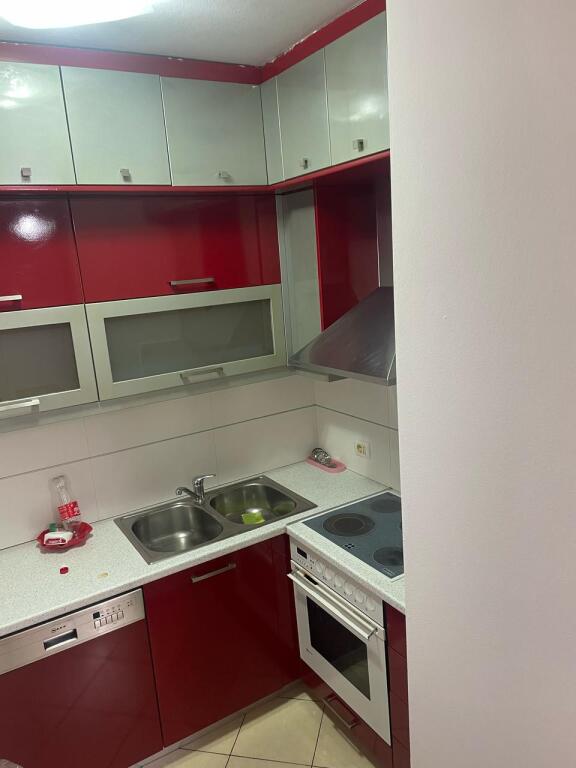 🏢Tek “Shkolla e Bashkuar”,Rr. e Dibres jepet me qera apartament2+1,i mobiluar.45,000Leke
