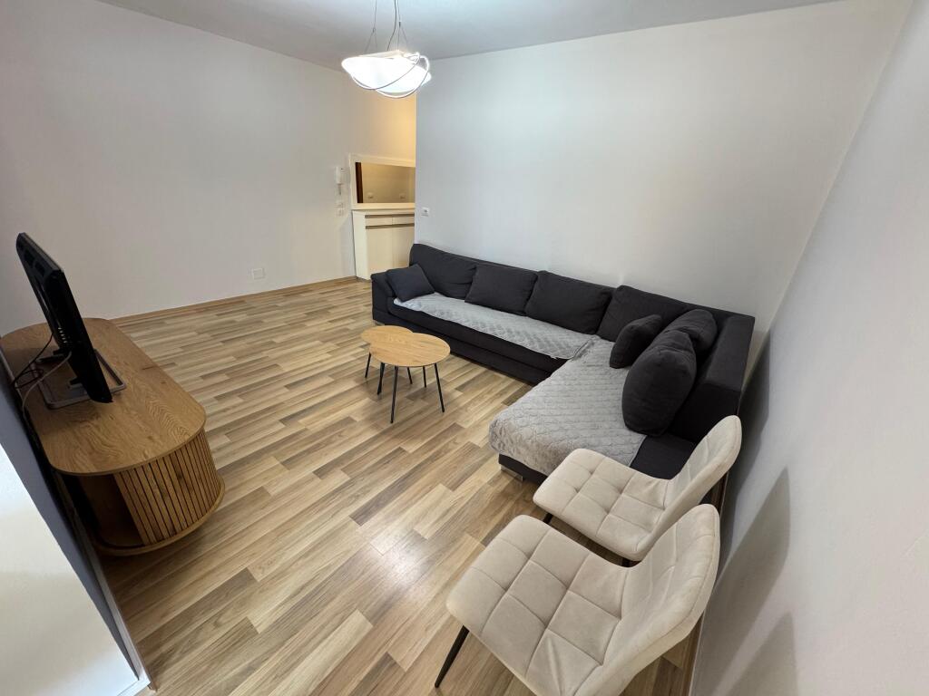 🏢Komuna e Parisit prane Coffe Tradita jepet me qera apartament ,1+1,i mobiluar. 650 Euro