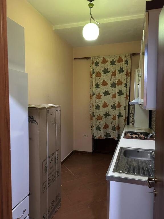 Jepet apartament 1+1 me qera tek rr Durresit prane Colosseo