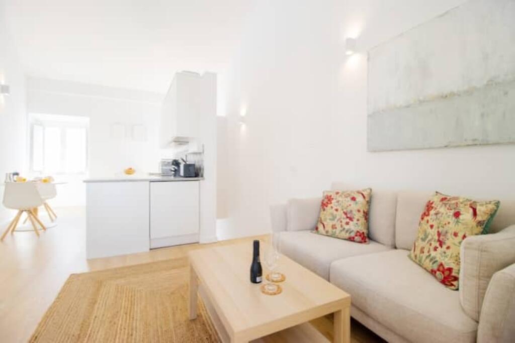 Apartment For Rent 1+1 Near New Bazaar (ID B211375) Tirana
