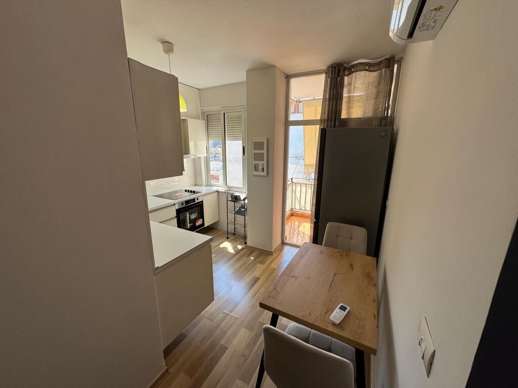 🏢Komuna e Parisit prane Coffe Tradita jepet me qera apartament ,1+1,i mobiluar. 650 Euro
