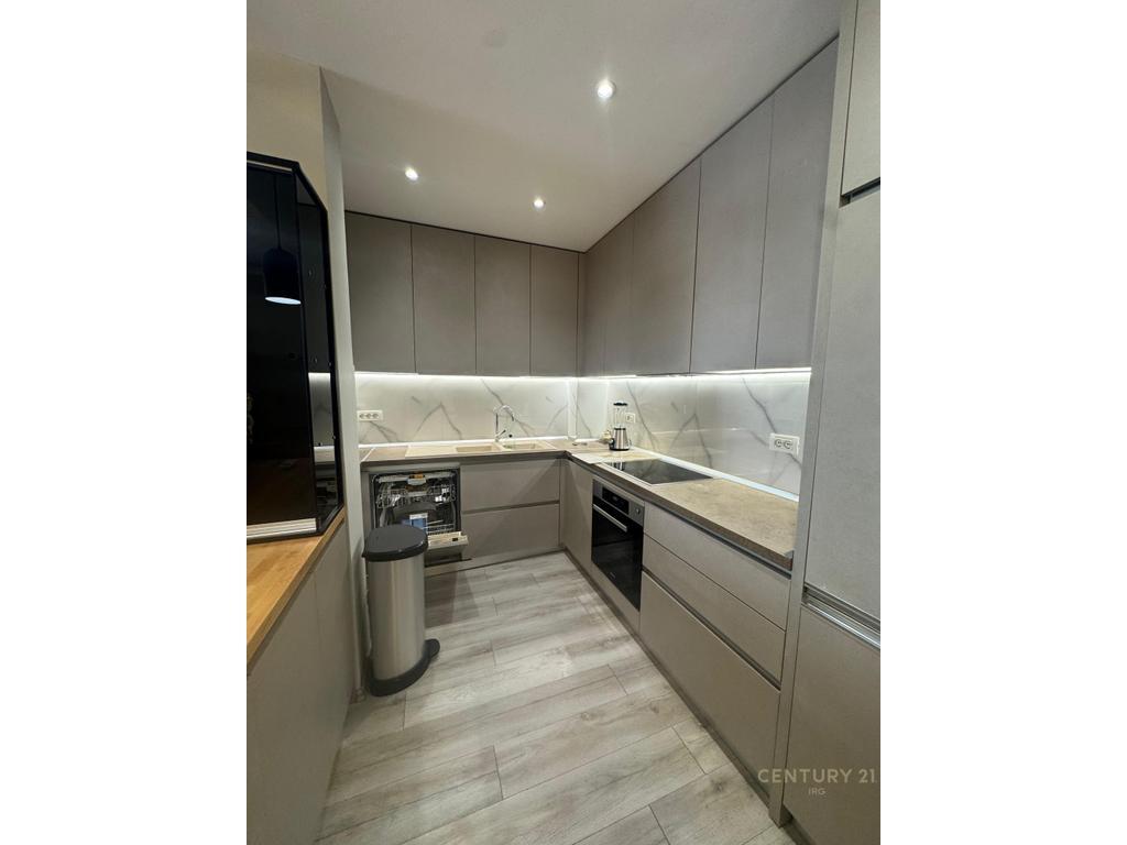 Apartament 3+1+2 në Komunën e Parisit + mundësi për post parkimi me pagesë ekstra!