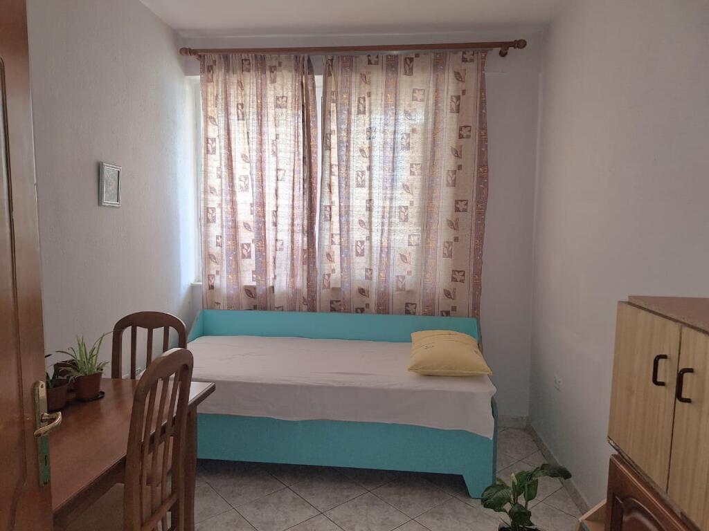 🏢Rruga Siri Kodra,prane Qendres Shendetesore Nr.3,jepet me qera apartament,3+1+2,i mobiluar: 700Euro