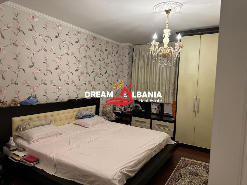 Super Apartment 4+1+3+parking space for rent in the Center near Toptani Center (ID 4231396).