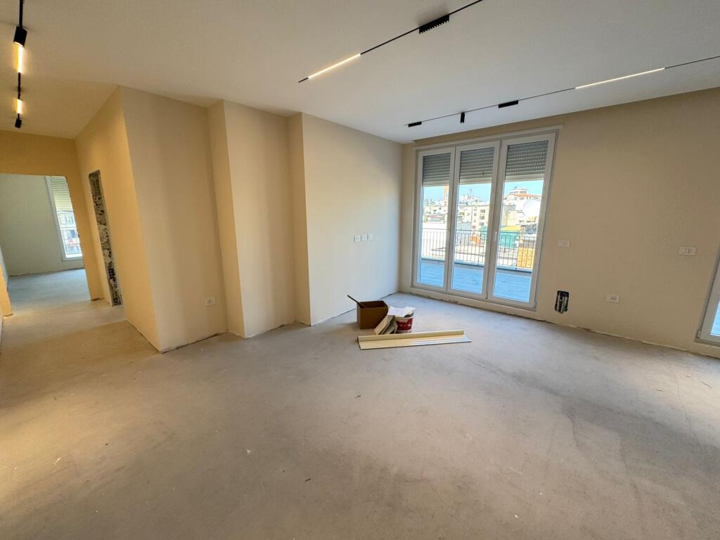 🚪Shitet Apartament 2+1+2+ Verande  📍Adresa : Ali Demi Shkolla "1 maji" 💶 Cmimi i shitjes 315,000€