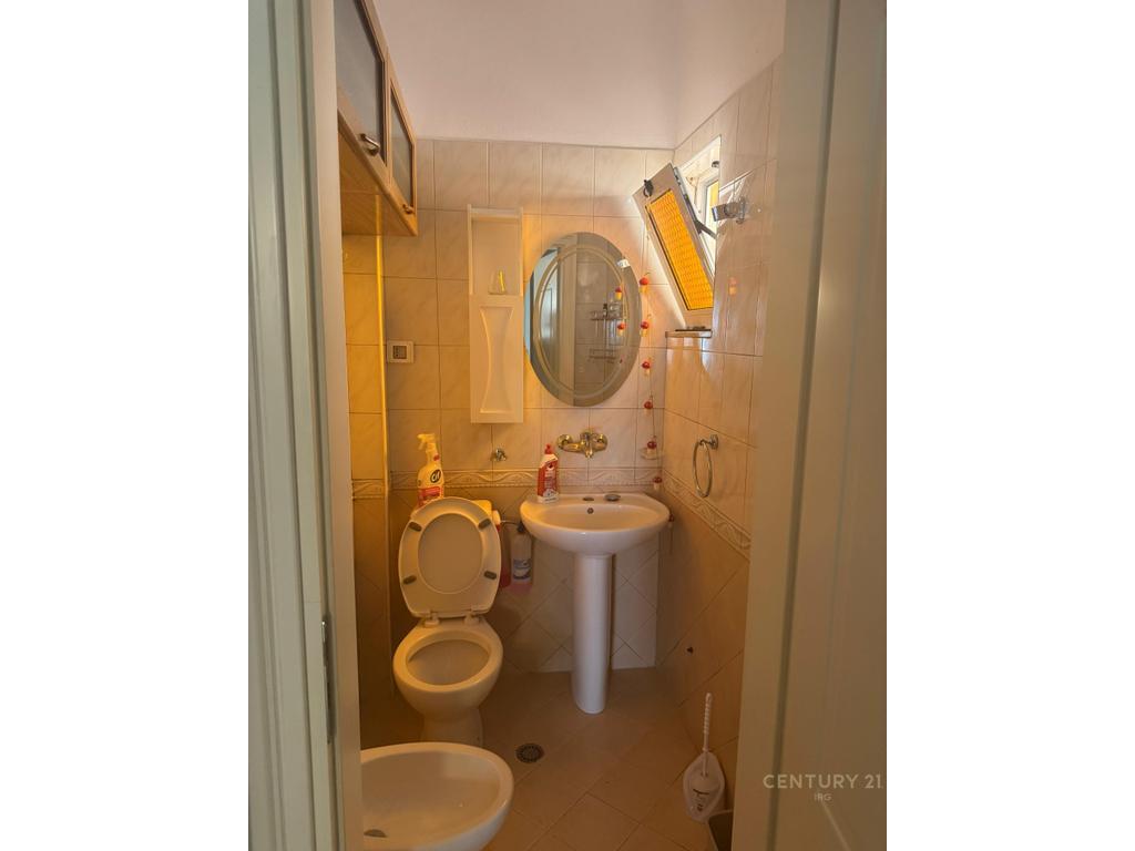 Apartament 3+1+2 në Komunën e Parisit + mundësi për post parkimi me pagesë ekstra!