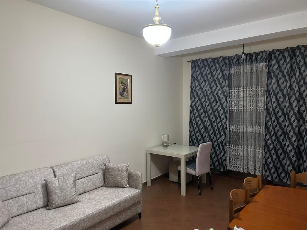 Jepet apartament 1+1 me qera tek rr Durresit prane Colosseo