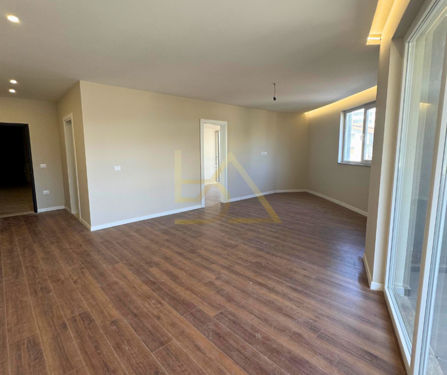 Shitet Apartament – Golem