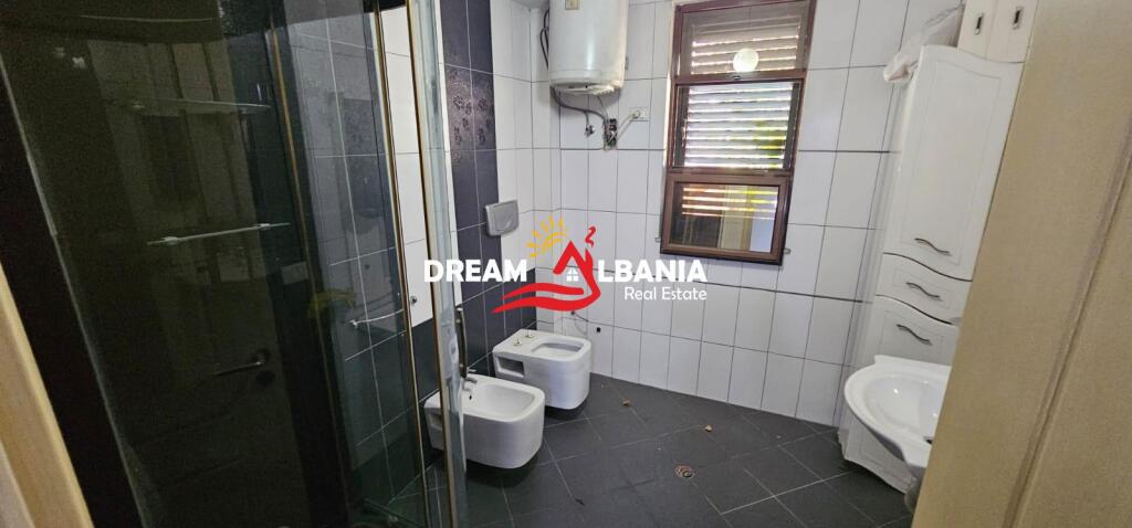 Appartamento 2+1 in affitto, su un piano di villa appena oltre il Terminal degli Autobus del Nord, Tirana (ID 4251418)