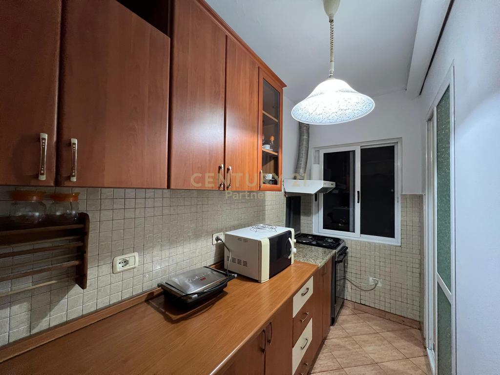 (LEDA)partners121509 japim me qira apartament 2+1, ali demi 450 €/muaj