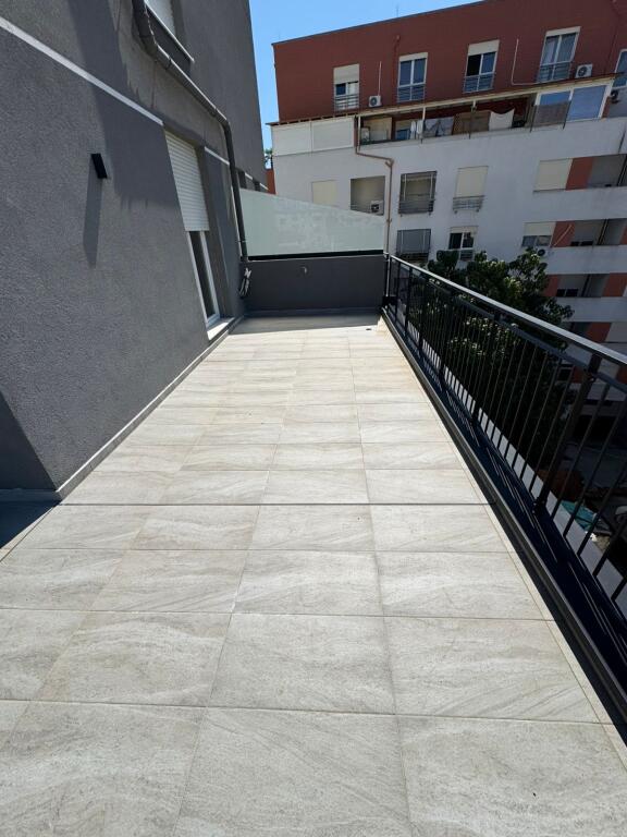 🚪Shitet Apartament 2+1+2+ Verande  📍Adresa : Ali Demi Shkolla "1 maji" 💶 Cmimi i shitjes 315,000€