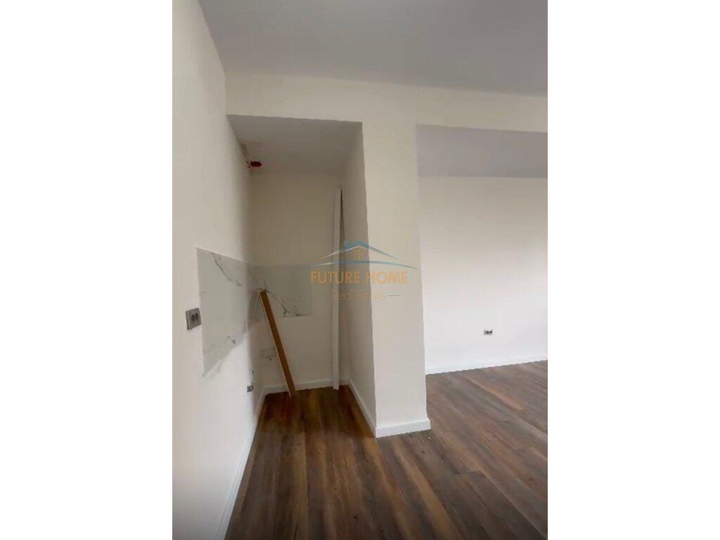 Shitet, Apartament 1+1, Rruga Arkitekt Sinani, Xhamllik, Tirane. 105,000 €