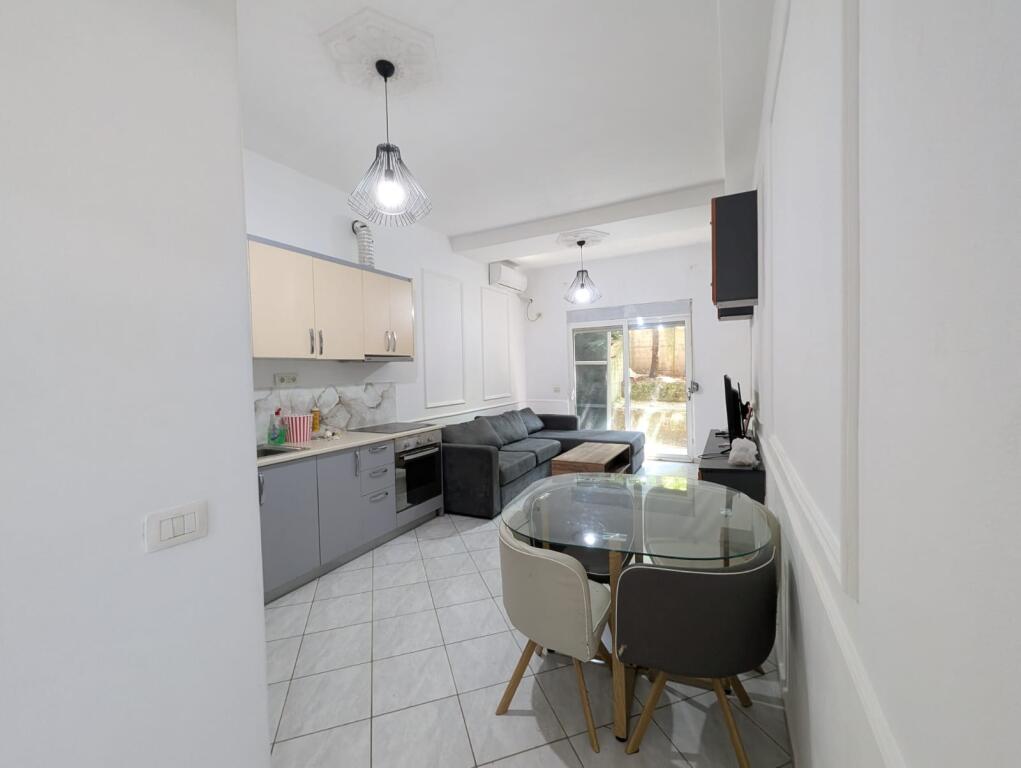 Jepet me qera apartament 2+1 te Liqeni i Thate