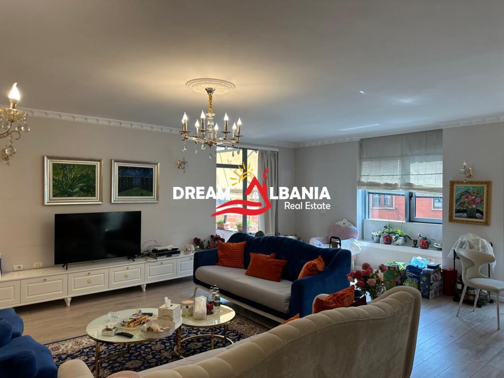 Super Apartment 4+1+3+parking space for rent in the Center near Toptani Center (ID 4231396).