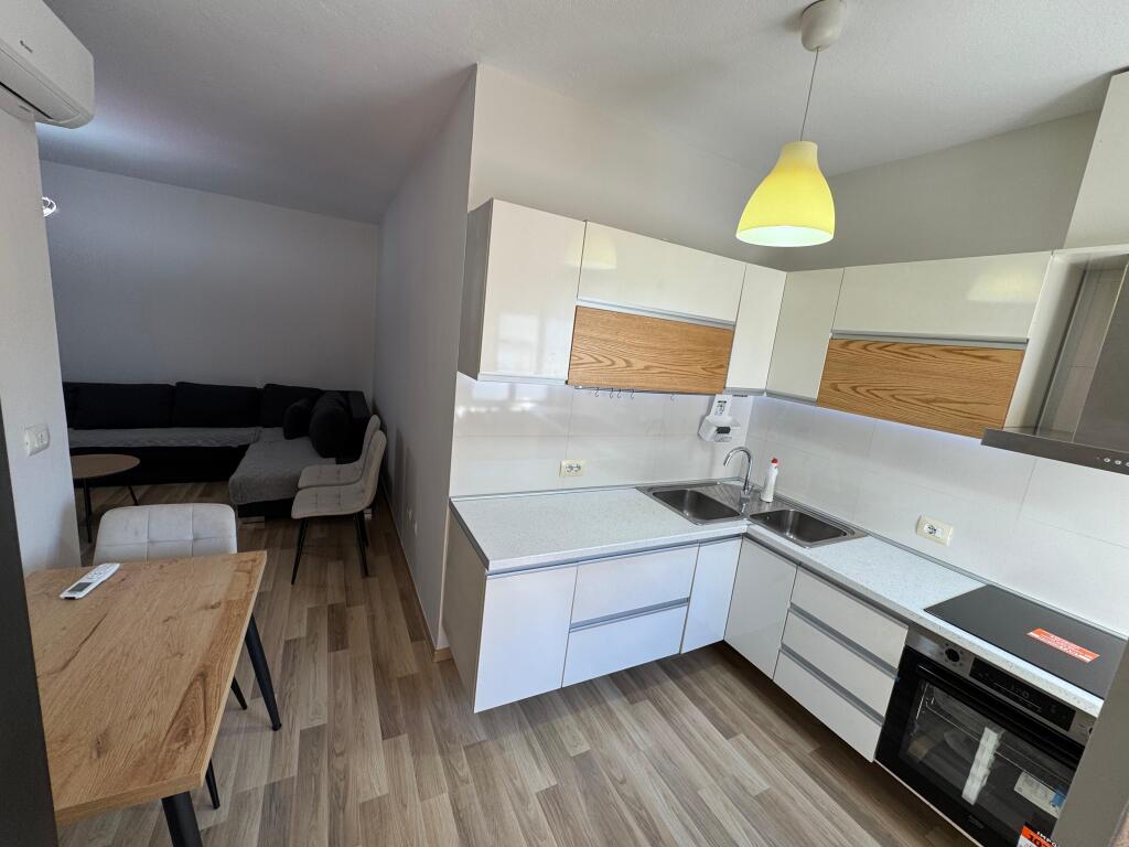 🏢Komuna e Parisit prane Coffe Tradita jepet me qera apartament ,1+1,i mobiluar. 650 Euro