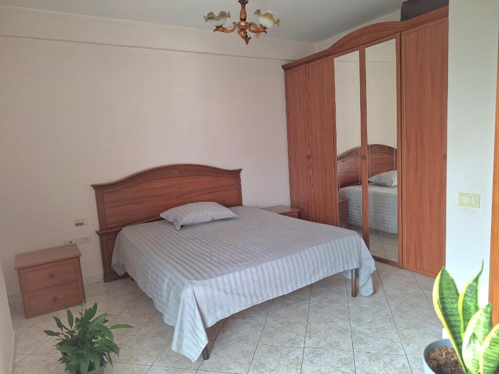 🏢Rruga Siri Kodra,prane Qendres Shendetesore Nr.3,jepet me qera apartament,3+1+2,i mobiluar: 700Euro