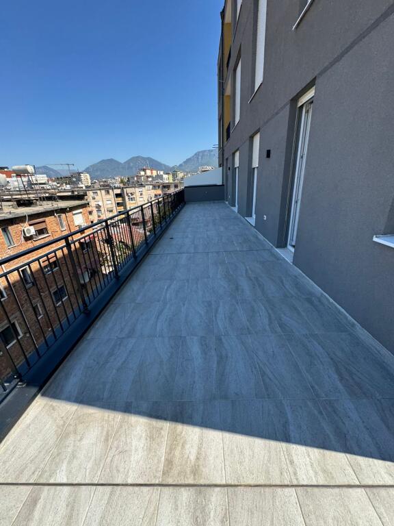 🚪Shitet Apartament 2+1+2+ Verande  📍Adresa : Ali Demi Shkolla "1 maji" 💶 Cmimi i shitjes 315,000€