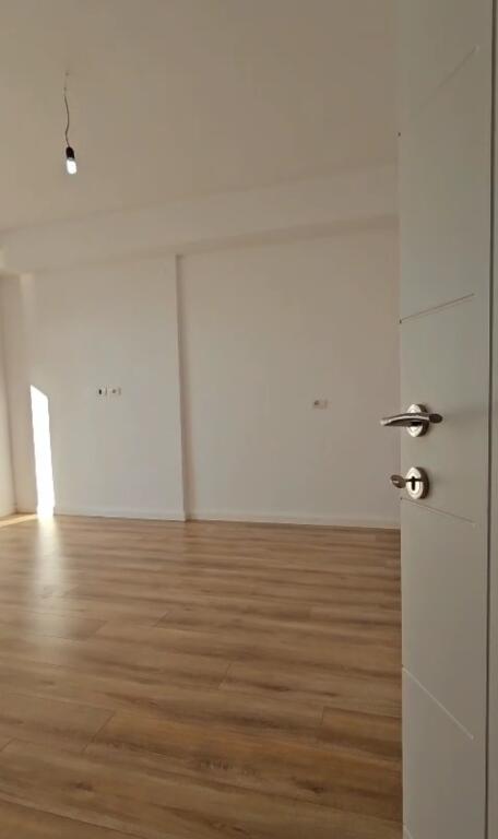SHITET APARTAMENT 1+1 BUZE RRUGES KAVAJES